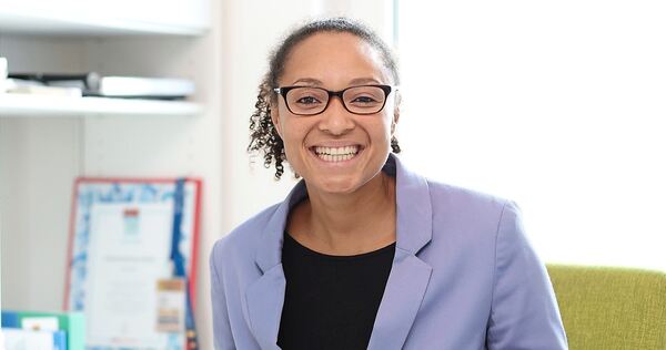 Carolin Schröck in ihrer Neckarweihinger Praxis für Ernährungsberatung und -therapie.