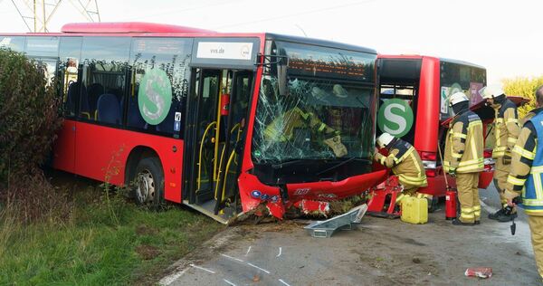 Linienbus in zwei Teile geteilt: Fahrer schwer verletzt