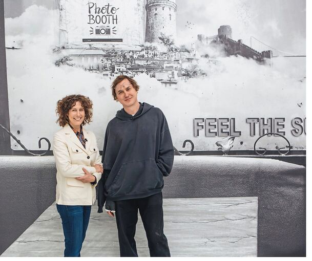 Fotografische Entdeckung der Wirklichkeit: Schauspieler und Fotokünstler Lars Eidinger mit Kunsthallen-Direktorin Nicole Fritz.
