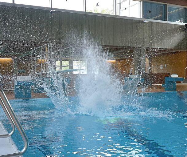 Das Freizeitbad verfügt sowohl über ein Außenbecken wie auch innen Kinder- und ein Sportbecken mit Ein-Meter-Sprungbrett.