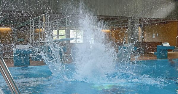 Das Freizeitbad verfügt sowohl über ein Außenbecken wie auch innen Kinder- und ein Sportbecken mit Ein-Meter-Sprungbrett.