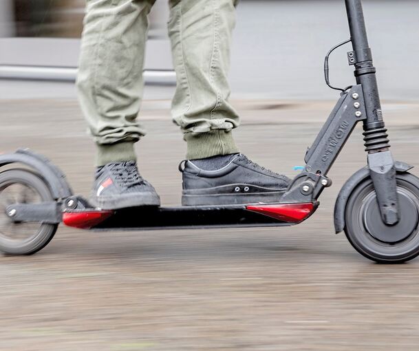 E-Scooter dürfen nicht auf Gehsteigen fahren. E-Scooter dürfen nicht auf Gehsteigen fahren.