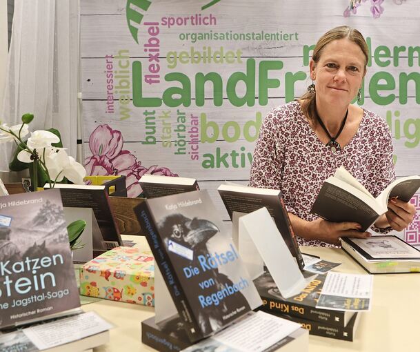 Katja Hildebrand verknüpft in ihrem Roman zwei Frauenschicksale aus verschiedenen Zeiten.