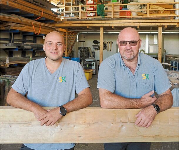 Zwei Handwerksmeister: Andre Streicher (links) und Thilo Kapfenstein in der Lagerhalle des Ludwigsburger Betriebs.