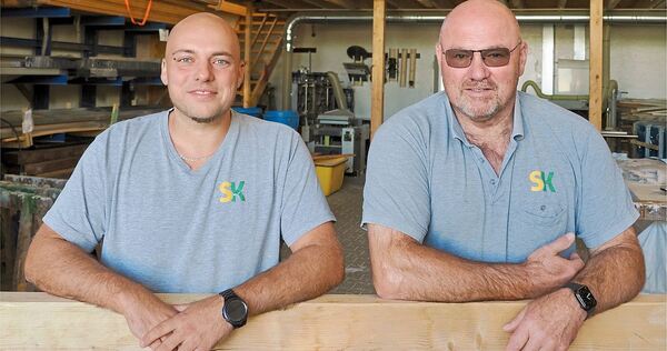 Zwei Handwerksmeister: Andre Streicher (links) und Thilo Kapfenstein in der Lagerhalle des Ludwigsburger Betriebs.
