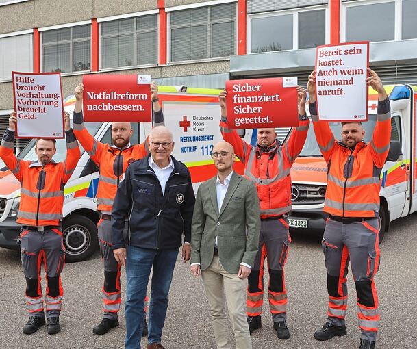 Protestaktion der Hilfsdienste. Sanitäter mit Gerd Maisch und Till Fröscher.