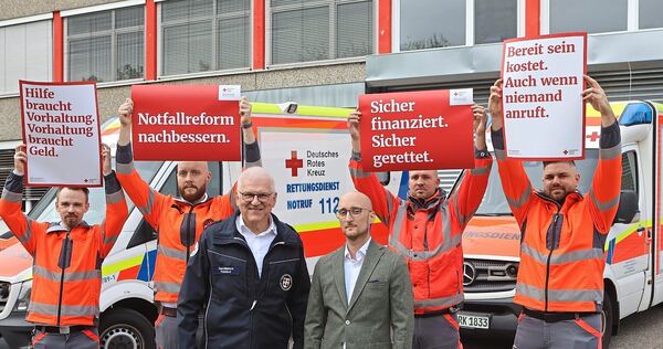 Protestaktion der Hilfsdienste. Sanitäter mit Gerd Maisch und Till Fröscher.