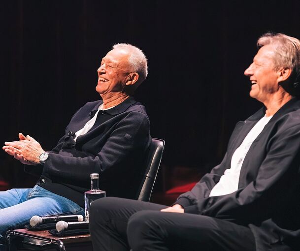 Unterhaltsamer Abend: Die VfB-Legenden Karl Allgöwer (li.) und Guido Buchwald haben Spaß.