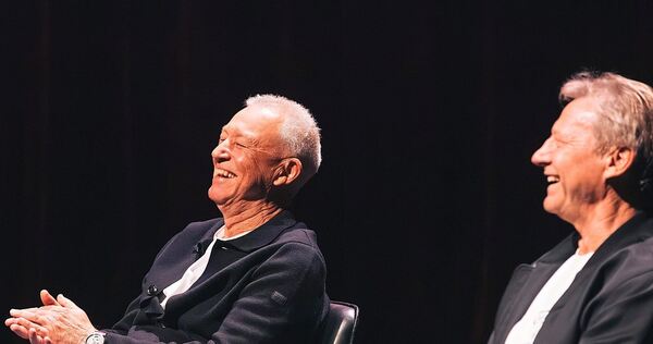 Unterhaltsamer Abend: Die VfB-Legenden Karl Allgöwer (li.) und Guido Buchwald haben Spaß.