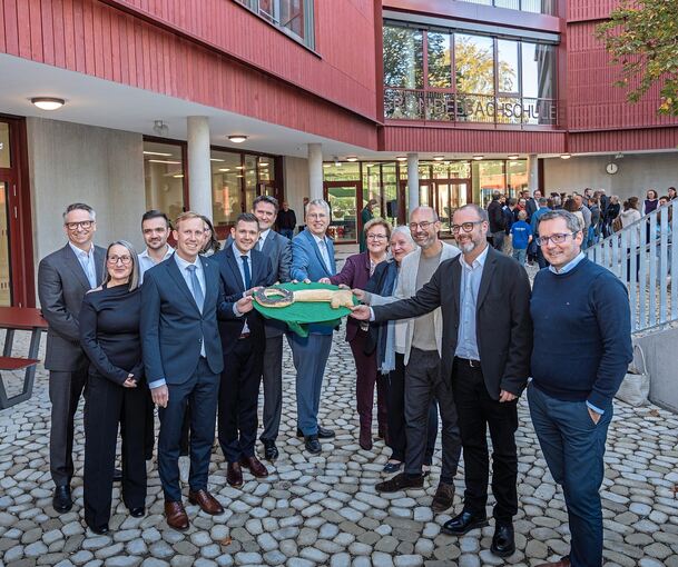 Ein Hefegebäck dient als symbolischer Schlüssel. Nach der Übergabe wird die neue Gründelbachschule jetzt für den Einzug der Schüler vorbereitet.
