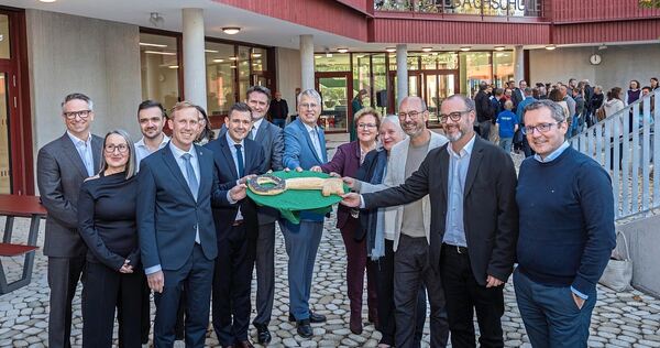 Ein Hefegebäck dient als symbolischer Schlüssel. Nach der Übergabe wird die neue Gründelbachschule jetzt für den Einzug der Schüler vorbereitet.