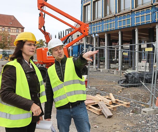 Bürgermeisterin Andrea Schwarz und Projektleiter Michael Hüttig auf der Baustelle im Bildungszentrum West.