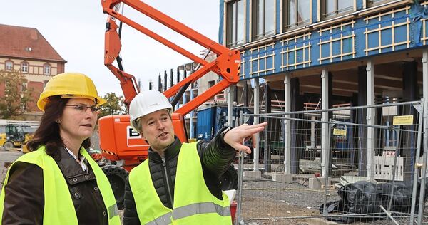 Bürgermeisterin Andrea Schwarz und Projektleiter Michael Hüttig auf der Baustelle im Bildungszentrum West.