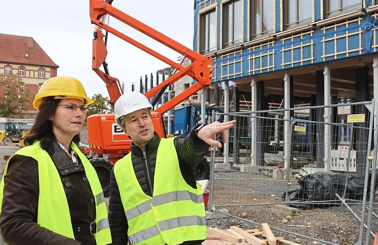 Bürgermeisterin Andrea Schwarz und Projektleiter Michael Hüttig auf der Baustelle im Bildungszentrum West.
