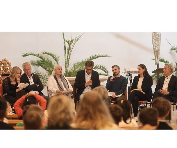 Diskussionsrunde zur Aufnahme der Waldschule in das Netzwerk „Schule ohne Rassismus“.