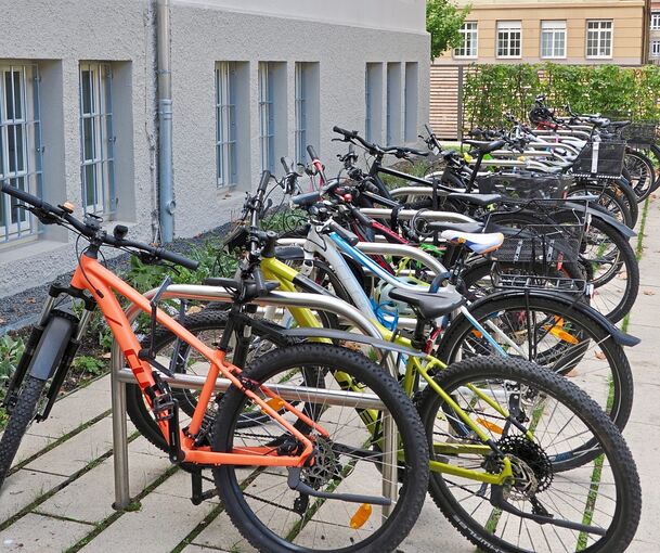 Ein Rad steht neben dem anderen auf den Schulhöfen des Innenstadtcampus. Zwar sind die Räder gesichert, aber unbeobachtet und damit ein leichtes Ziel für Diebe.