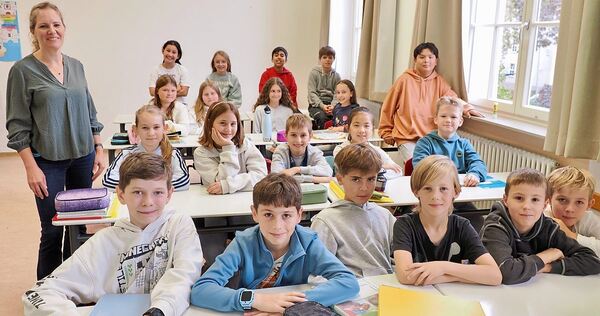 Die Lehrerin Christiane Guthörl mit ihrer smartphonefreien Klasse am Ludwigsburger Schillergymnasium.