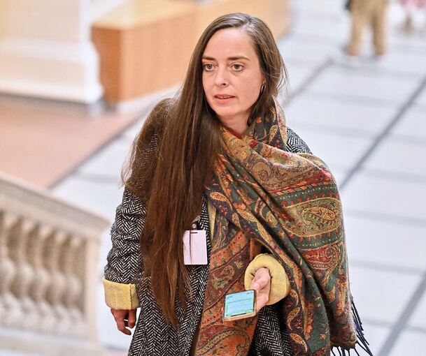 Vanessa Emde (Die Linke) kommt im Berliner Abgeordnetenhaus zur Fraktionssitzung ihrer Partei.