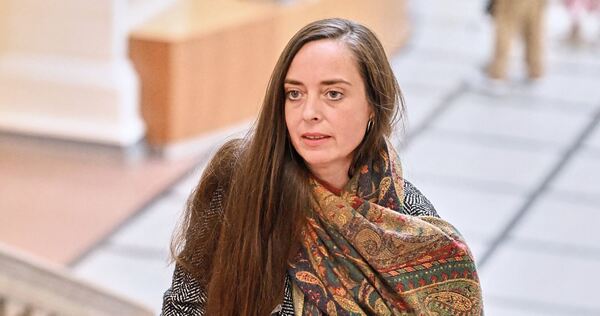 Vanessa Emde (Die Linke) kommt im Berliner Abgeordnetenhaus zur Fraktionssitzung ihrer Partei.