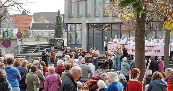 Der Posaunenchor des CVJM und die Gesangsgruppe des Möglinger Seniorenrats eröffnen auch dieses Jahr wieder feierlich die Kirbe.