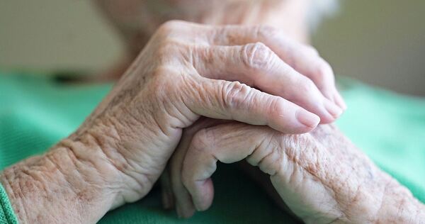Mit einem dreisten Dieb bekam es eine 90-Jährige zu tun.