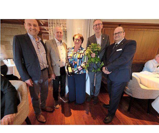 Vertreter der Hades Gruppe Martin Schwegler vom Staatsweingut Weinsberg, Jürgen Ellwange und Monika Drautz sowie Christian Ottenbacher und Hoteldirektor Christian Heller vom Adler Asperg.