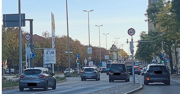 Zugedeckt: Die Ampeln nach dem Tunnel auf der Stuttgarter Straße gaben dem Verkehr in der Rotphase einst die Gelegenheit, von rechts einfacher auf die B27 einzufädeln. Jetzt ist Schluss damit.
