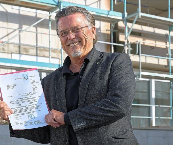 Erleichtert: Erwin Paulus zeigt die Änderungsgenehmigung.