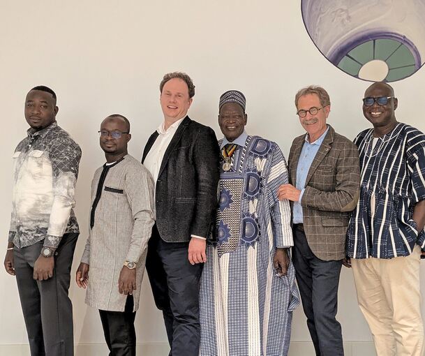 Somwaya Sawadogo, Sayouba Ouédraogo, Amtsleiter der Kommune Kongoussi, Oberbürgermeister Matthias Knecht, Oscar Sawadogo, Konrad Seigfried, Vorsitzender Förderkreis Burkina Faso, sowie Barthélemy Savadogo (von links)