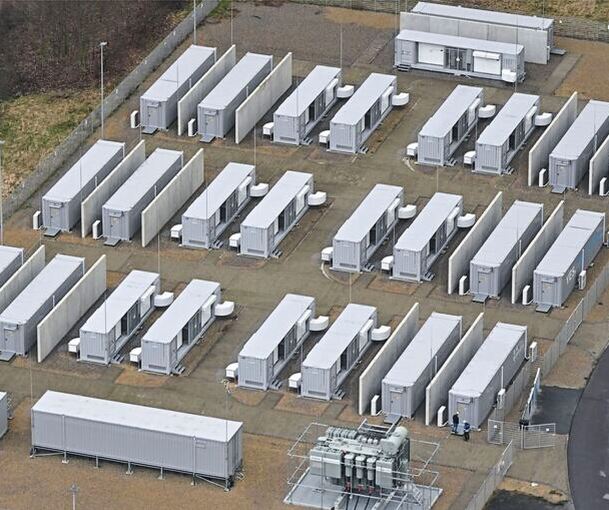 Ein Beispiel für einen Batteriepark in der Lausitz.