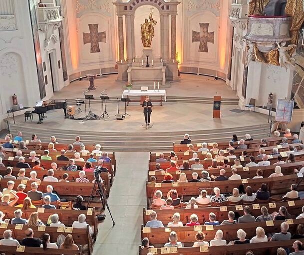Der Nachteulen-Gottesdienst in der Friedenskirche an jedem dritten Sonntag im Monat zieht viele Menschen an.
