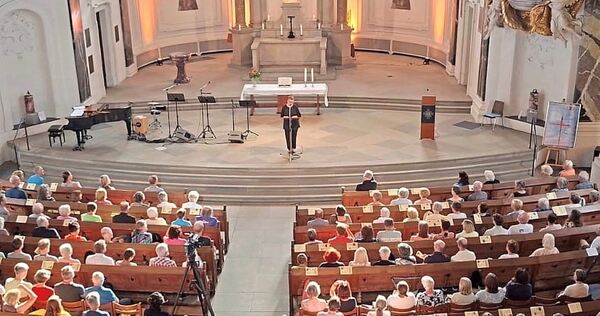 Der Nachteulen-Gottesdienst in der Friedenskirche an jedem dritten Sonntag im Monat zieht viele Menschen an.