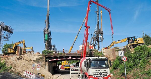 Um diese Brücke in der August-Bebel-Straße geht es. Dieses Foto entstand bei den Arbeiten im Sommer.