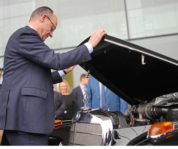 Früher hatte die CDU mehr PS unter der Haube: Kanzler und CDU-Chef Friedrich Merz besichtigt in der Messe Stuttgart die historische Mercedes-Benz-Dienstlimousine von Konrad Adenauer.