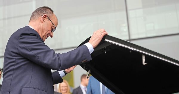 Früher hatte die CDU mehr PS unter der Haube: Kanzler und CDU-Chef Friedrich Merz besichtigt in der Messe Stuttgart die historische Mercedes-Benz-Dienstlimousine von Konrad Adenauer.