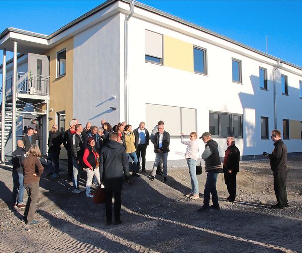 Vaihinger Stadträte besichtigen die beiden Neubauten für Obdachlose und Geflüchtete in der Hauffstraße/Steinhaldenweg.