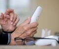 Eine falsche Bankmitarbeiterin hat eine Seniorin aus Sersheim um mehrere Tausend Euro gebracht.