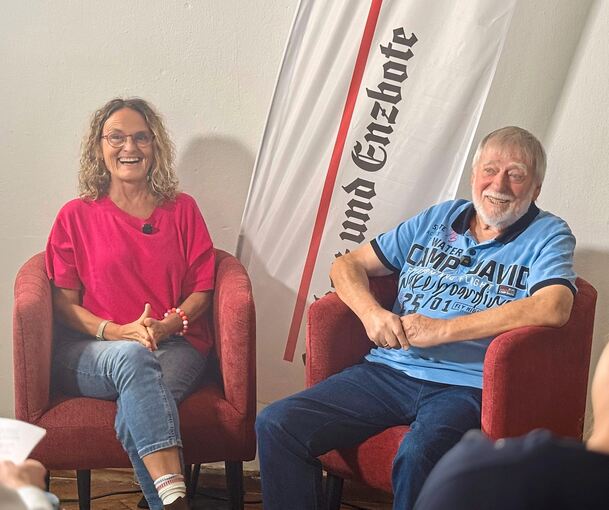 Claudia Queißer und Manfred Schmälzle auf den roten Sesseln bei der Newscouch on Tour in Bönnigheim. Claudia Queißer und Manfred Schmälzle auf den roten Sesseln bei der Newscouch on Tour in Bönnigheim.