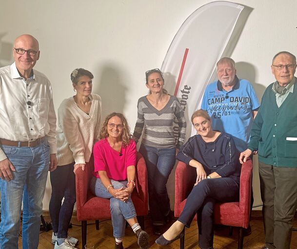 Newscouch on Tour mit Stephan Wolf (LKZ), Ulrike Staudenrausch, Claudia Queißer, Silke Seybold (Kultur unter einem Dach), Ulrike Newscouch on Tour mit Stephan Wolf (LKZ), Ulrike Staudenrausch, Claudia Queißer, Silke Seybold (Kultur unter einem Dach), Ulrike Trampus (LKZ), Manfred Schmälzle und Hans-Joachim Jaeger von den Freunden der Vinothek (von links).