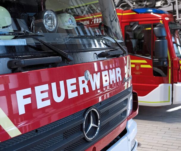 Nachbarn hatten die Polizei gerufen, die mit zwei Einsatzfahrzeugen zum Brandort kam.