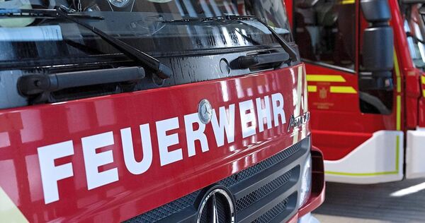 Nachbarn hatten die Polizei gerufen, die mit zwei Einsatzfahrzeugen zum Brandort kam.