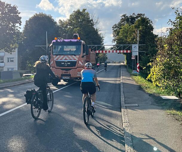 Wegen Arbeiten an der Höhenbegrenzung konnten am Mittwochnachmittag zeitweilig nur Fußgänger und Radfahrer die Brücke passieren.