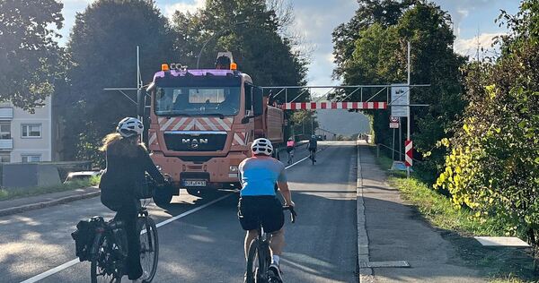 Wegen Arbeiten an der Höhenbegrenzung konnten am Mittwochnachmittag zeitweilig nur Fußgänger und Radfahrer die Brücke passieren.