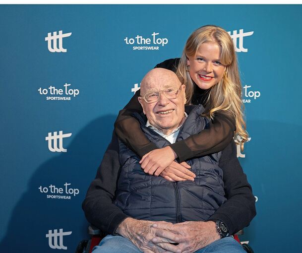 Herzliche Umarmung: Ihr Großvater, der jüngst verstorbene langjährige Olymp-Chef Eberhard Bezner, prägte ihren Unternehmergeist. Heute baut Tabea Fischer mit to the top ihre eigene Premium-Sportmarke auf.