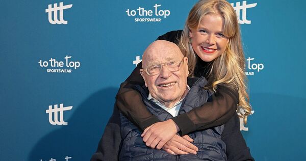 Herzliche Umarmung: Ihr Großvater, der jüngst verstorbene langjährige Olymp-Chef Eberhard Bezner, prägte ihren Unternehmergeist. Heute baut Tabea Fischer mit to the top ihre eigene Premium-Sportmarke auf.