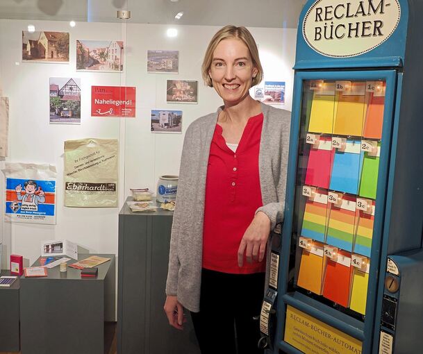 Kulturamtsleiterin Inka Jessen zeigt bei einer Presseführung durch die Ausstellung „50 Jahre Große Kreisstadt Ditzingen – Damals. Heute. Morgen.“ ganz besondere Exponate.