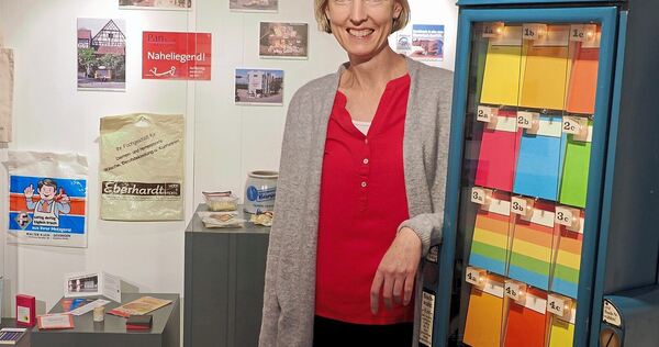 Kulturamtsleiterin Inka Jessen zeigt bei einer Presseführung durch die Ausstellung „50 Jahre Große Kreisstadt Ditzingen – Damals. Heute. Morgen.“ ganz besondere Exponate.