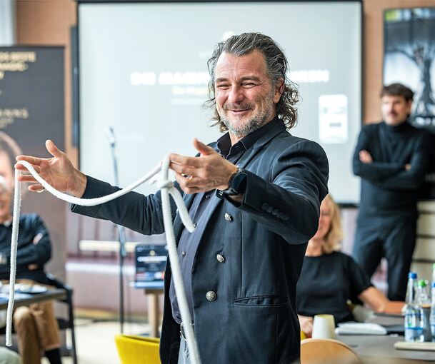 Ein bisschen Zauberei muss sein: Thorsten Strotmann verbindet die Magie mit Tipps für ein besseres Leben.