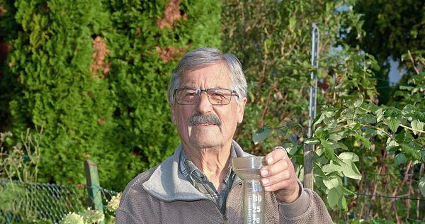 Der Jäger Wilhelm Weiss und sein Regenmesser: Zuletzt blieb der Becher häufig leer.
