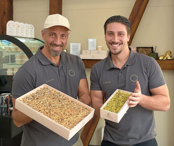 Roberto und Cateno fertigen das Tiramisu in unterschiedlichen Sorten und Größen.